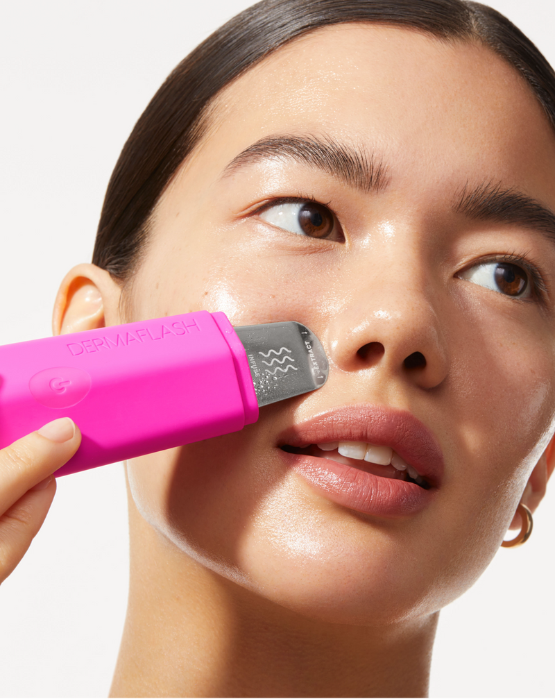 DERMAPORE+ AND SERUM SET - Pop Pink | Image of model using DERMAPORE+ to extract pores on her nose
