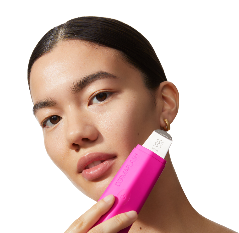 woman holding the pore cleaner tool Dermapore+ next to her face while