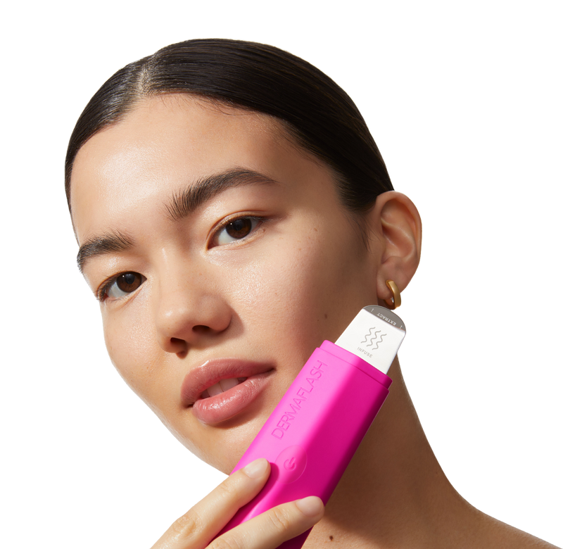 woman holding the pore cleaner tool Dermapore+ next to her face while